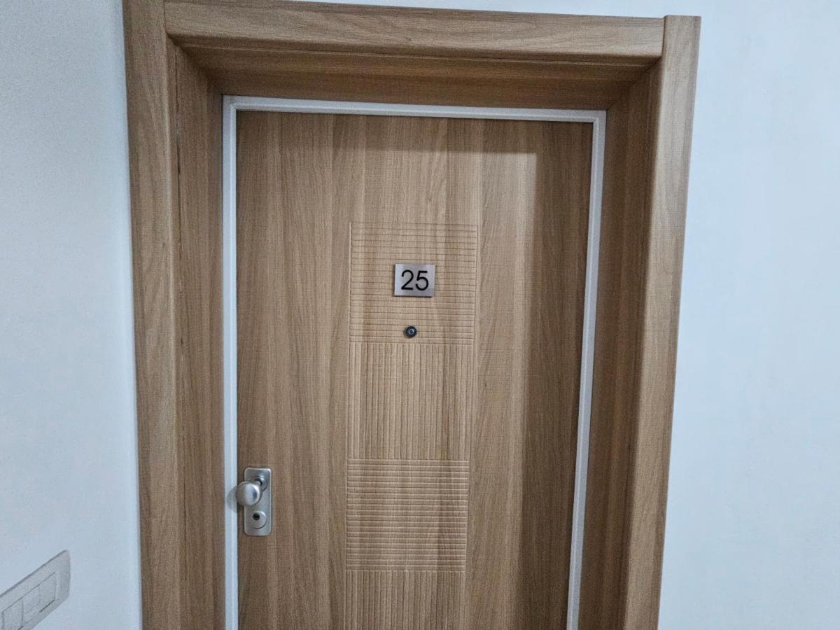 Daily Apartment In Center Тирана Екстериор снимка
